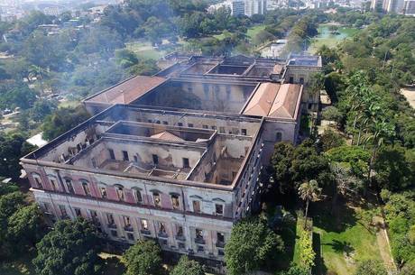 Prédio histórico foi destruído por chamas 