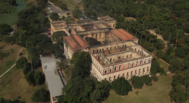 Incêndio destruiu prédio histórico do Museu Nacional da UFRJ, no Rio
