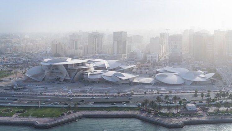 Museu Nacional do Qatar - O museu se assemelha a uma rosa sendo formada por milhares de grãos de areia cristalizada. Tem uma estética futurista e foi construída onde era o antigo Palácio Real do Qatar. 