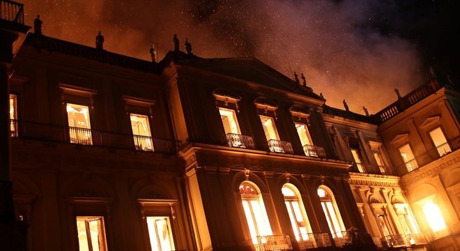 Museu Nacional do Rio pegou fogo e quase todo o acervo foi perdido