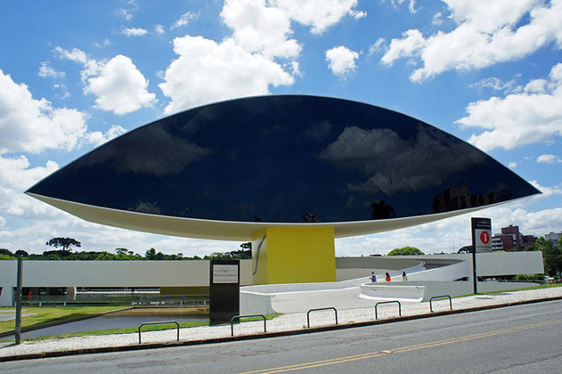 Museu Oscar Niemeyer (Curitiba):  Conhecido como Museu do Olho por causa da sua arquitetura única, leva o nome do arquiteto mais famoso do Brasil, foi inaugurado em 2002 e tem como foco as artes visuais, a arquitetura e o design. Tem projeção internacional. 