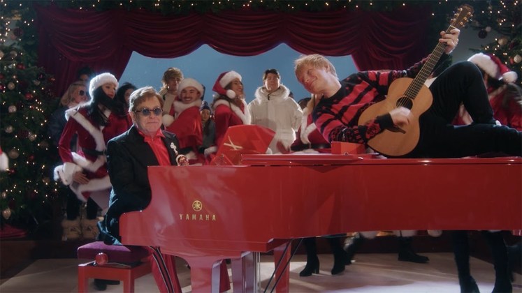 Ed Sheeran e Elton JohnA dupla de britânicos lançou a linda canção Merry Christmas em parceria. A letra, sobre deixar os problemas para lá no Natal e espalhar o amor durante o período, combinou magistralmente com o timbre ritmado de Ed e o grave de Elton. A música tem muito piano e muitos sinos