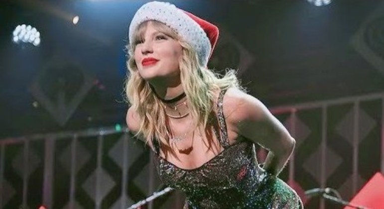 Taylor SwiftA americana é outra famosa que ama o feriado do velhinho de gorro vermelho. Ainda no começo da carreira, Swift lançou um EP de músicas natalinas, com regravações e composições próprias. Porém, em 2019, a cantora escreveu Christmas Tree Farm, que versa sobre a infância da artista em uma fazenda de árvores de Natal. Além da letra fofa, o refrão é contagiante e tem os tradicionais sinos na melodia