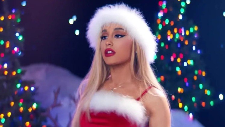 Ariana GrandeOutra canção de Natal muito celebrada é Santa Tell Me, de Ariana Grande. A música fala de um coração partido que procura a melhora no final do ano e esperançoso para o próximo. Os vocais fortes da cantora contrastam com a melodia tipicamente natalina em uma faixa divertida 