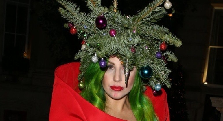 Lady GagaJá para quem não gosta das tradicionais músicas natalinas, a cantora escreveu um batidão para comemorar a data. Em parceria com DJ Space Cowboy, Gaga lançou Christmas Tree com uma letra não tão fofa quanto às anteriores, mas igualmente animada