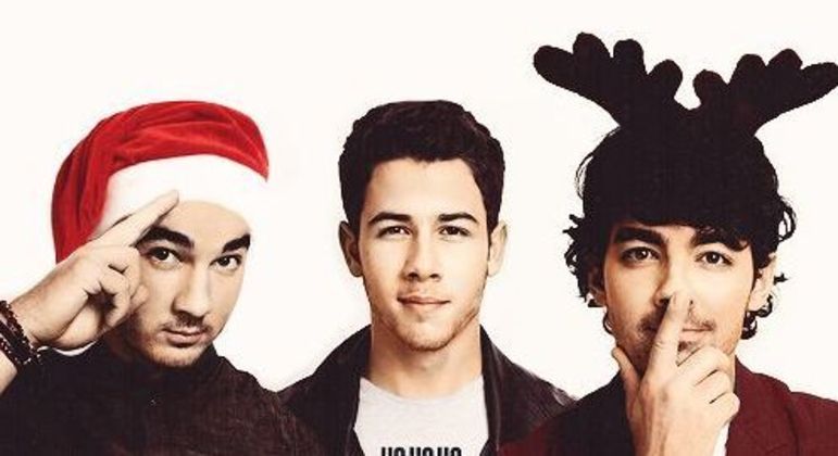 Jonas BrothersKevin, Nick e Joe também apostaram nos sinos e na harmonia de diferentes vozes para a música natalina do conjunto. Like It's Christmas é animada, apesar de menos eufórica que as já listadas aqui. A letra romântica é perfeita para instalar o clima de final de ano
