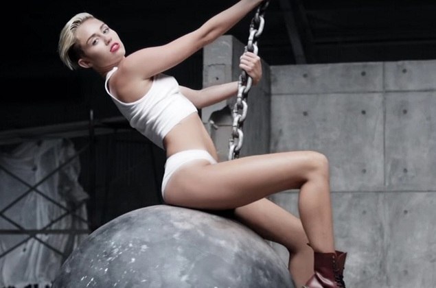 Wrecking Ball - Miley CyrusO clipe da canção é um dos mais famosos e polêmicos da carreira da americana. De top e cueca, ela usa uma bola de demolição como balança e até lambe um martelo. Foi um grito de rebeldia da cantora e um marco na carreira dela, deixando a estrela adolescente e a personagem Hannah Montana para trás definitivamente