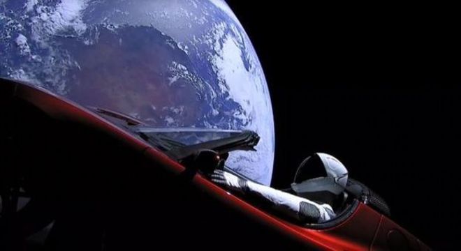 Obcecado com a possibilidade de fazer assentamentos na Lua e em Marte, Musk lançou seu primeiro carro Tesla no espaço