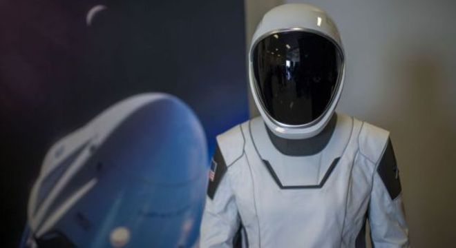 A empresa SpaceX já criou trajes espaciais para sua missão chamada de Crew Dragon, e anunciou que seu primeiro turista no espaço será um milionário japonês