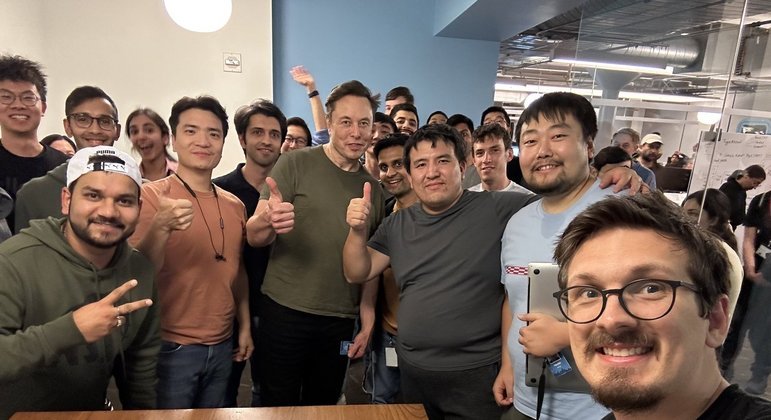 Elon Musk publicou foto com funcionários do Twitter