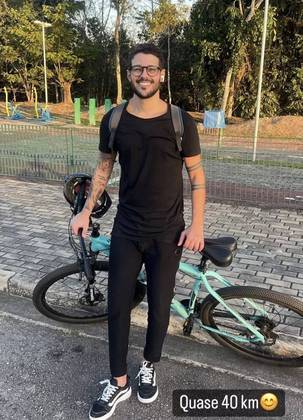 O influenciador voltou a andar de bicicleta três meses depois do acidente. 