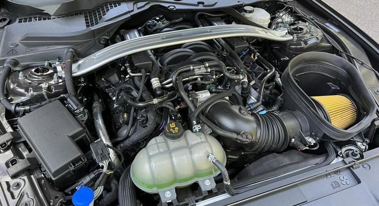 Motor é raiz com V8 Coyote sem turbina ou assistência elétrica que desenvolve 483 cv