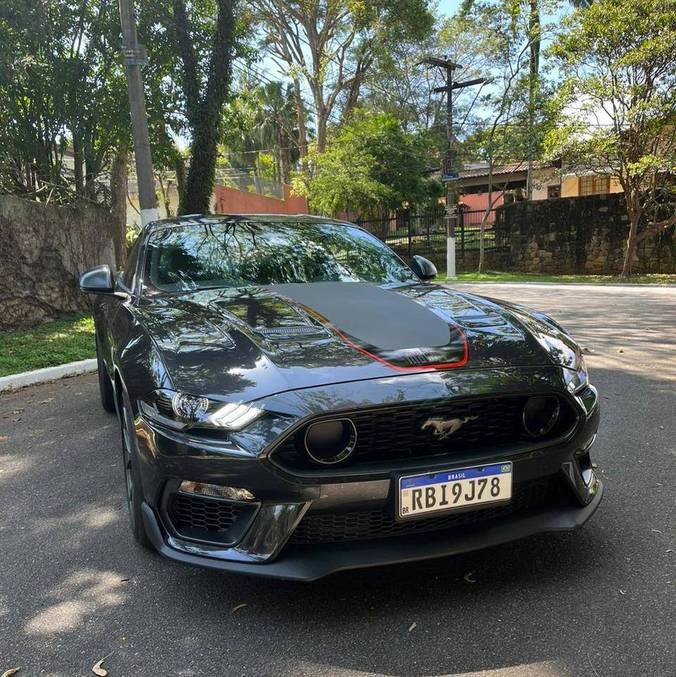Mach 1 tem faróis afilados com grade na cor preta com uma entrada decorativa de ar em formato redondo