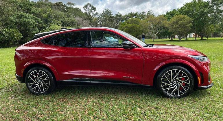 Semelhança com o Mustang a combustão fica só no perfil visual