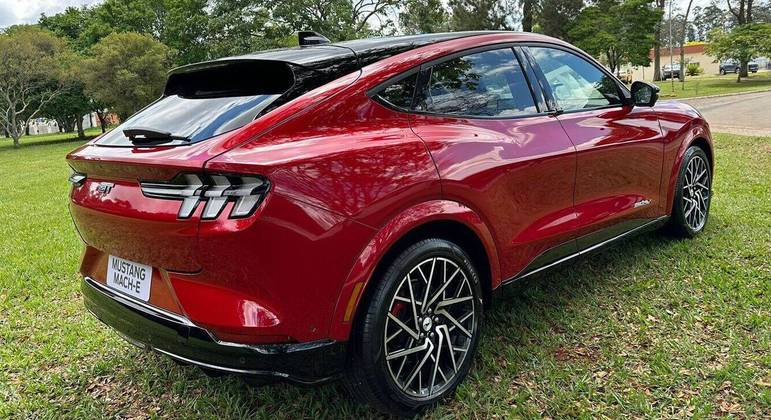 Traseira "Fastback" do Mustang com as lanternas tripartidas 