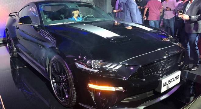 O visual do esportivo do Mustang Black Shadow ganha teto, rodas e detalhes na cor preta. 