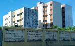 O muro de um prédio na cidade também foi marcado com os dizeres 'Saudades infinitas!' e '27 anos de história destruídos'. Nesta semana, 27 famílias saíram de sua residência após uma decisão judicial, segundo informações da Prefeitura de Maceió. Por questão de segurança, a Defesa Civil continua a recomendar que a população não transite na área desocupada até uma nova atualização com base em dados de monitoramento