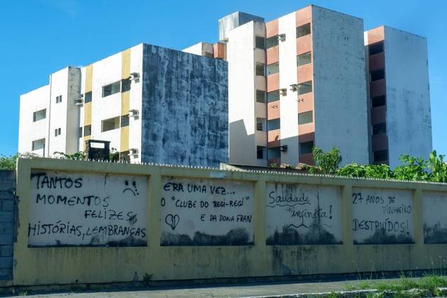 O muro de um prdio na cidade tambm foi marcado com os dizeres 'Saudades infinitas!' e '27 anos de histria destrudos'. Nesta semana, 27 famlias saram de sua residncia aps uma deciso judicial, segundo informaes da Prefeitura de Macei.Por questo de segurana, a Defesa Civil continua a recomendar que a populao no transite na rea desocupada at uma nova atualizao com base em dados de monitoramento