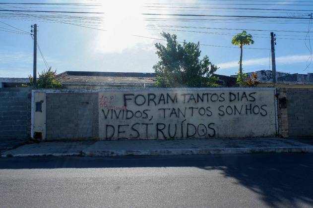 Cerca de 60 mil moradores deixaram sua casa nos anos de 2018 e 2019 nos bairros Pinheiro e Mutange, em Maceió, em Alagoas. A exploração de sal-gema pela Braskem ocasionou um problema no solo que, de acordo com a Defesa Civil da cidade, provocou o risco iminente de colapso da mina 18. As casas, que um dia pertenceram a famílias, estão abandonadas, e os ex-moradores deixaram recados nos muros: 'Foram tantos dias vividos, tantos sonhos destruídos'