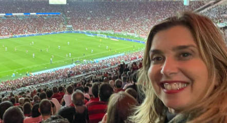Mylena Ciribelli assiste ao jogo do Flamengo contra o Olimpia na Libertadores