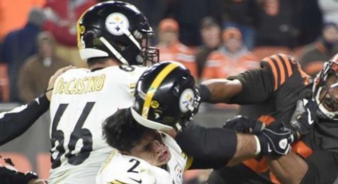 Myles Garrett, dos Browns, e Mason Rudolph, dos Steelers, iniciaram uma confusão que acabou afetando outros jogadores