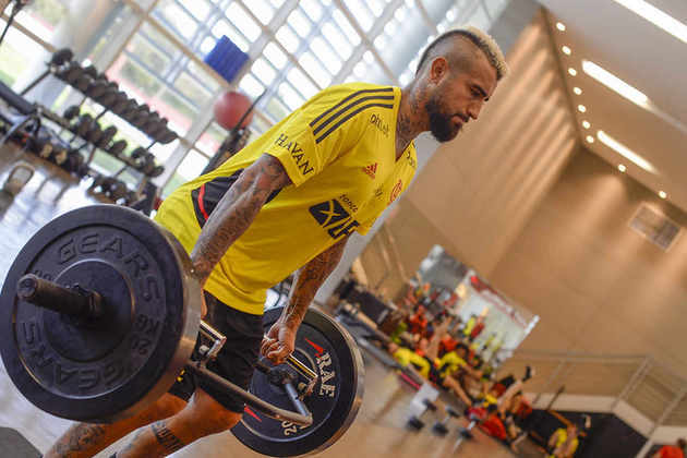 Na academia do Ninho do Urubu, Vidal também fez exercícios de musculação junto com outros atletas do elenco.