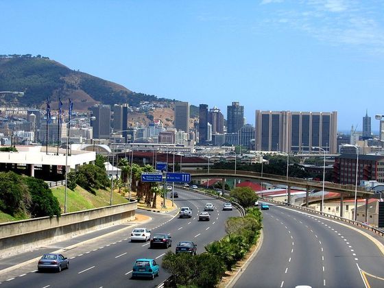 Na África, a mão inglesa prevalece em países do Sul e Sudeste. Entre eles, a África do Sul . Na foto, trânsito na Cidade do Cabo, a cidade mais turística do país. 