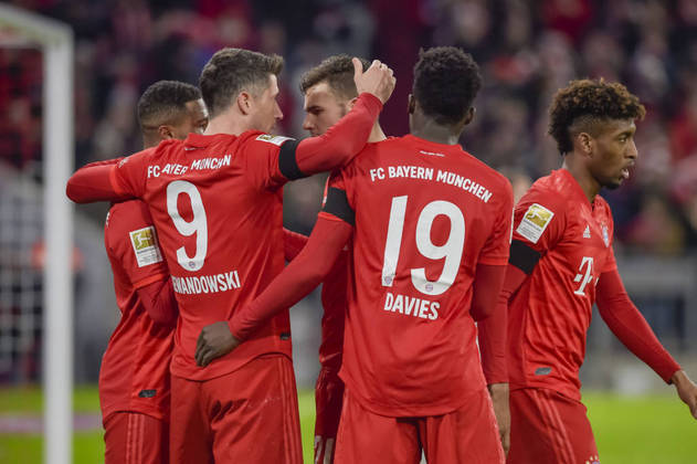 Na Alemanha, o tradicional Bayern de Munique, com 55 pontos e quatro a mais do que o Borussia Dortmund, levantaria o troféu de campeão. Ainda faltam nove rodadas para terminar a Bundesliga