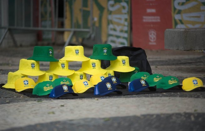 Na cabeça: vendedores ambulantes aproveitaram a oportunidade para vender adereços com as cores brasileiras. 