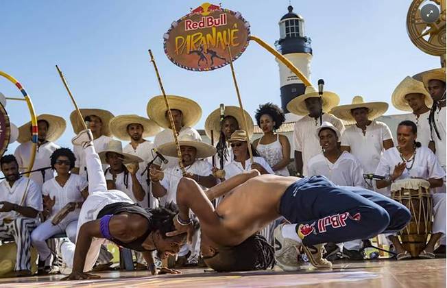 Na Capoeira Angola, a mais antiga (da época da escravidão), os golpes são próximos ao chão, o ritmo é lento, há muita malícia e ninguém bate palmas.