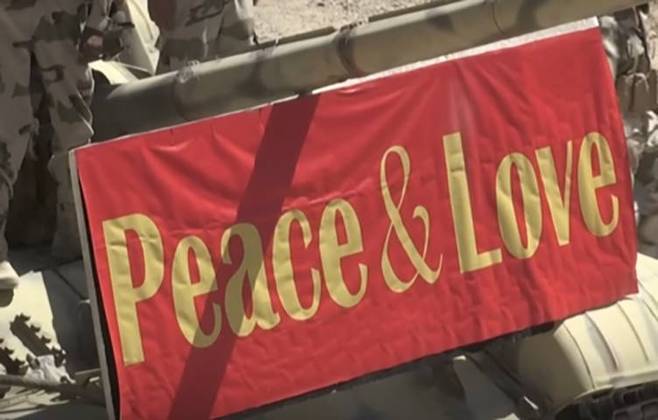 Na cerimônia de comemoração das filmagens, foi estendida uma faixa com mensagem de Paz e Amor (Peace & Love).. 