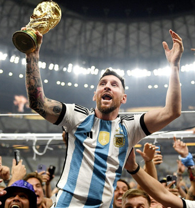 Na cidade de Uriburu, na Argentina, Lionel Messi recebeu homenagem após a conquista da Copa no Qatar. A antiga Rua Bartolomé Mitre agora tem o nome oficial de Rua Lionel Andrés Messi.