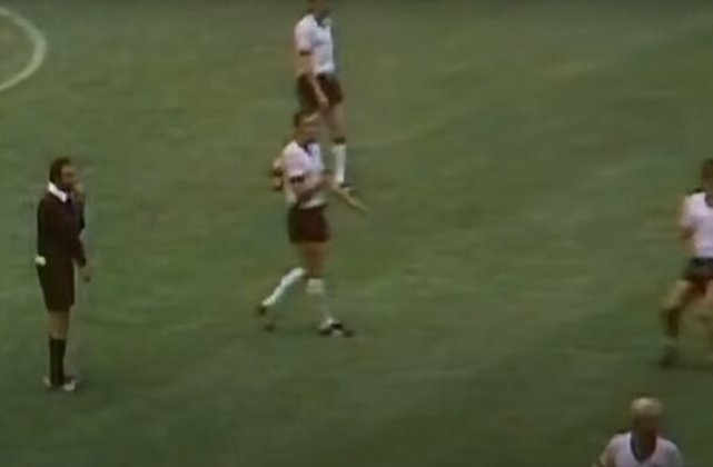 Na Copa de 1970, Beckenbauer espantou o mundo ao atuar no sacrifício segurando o ombro que tinha sido deslocado, na semifinal contra a Itália. Foto: reprodução/DW