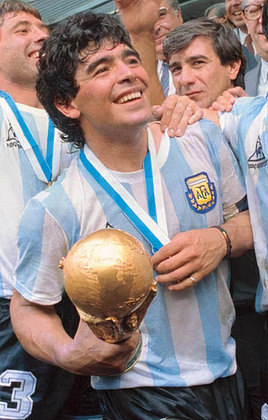 Na Copa do México, em 1986, Maradona viveu seu grande momento. Carregou a Argentina nas costas e sagrou-se campeão mundial com atuações fantásticas e seus dois gols mais célebres, no mesmo jogo: O gol do século (driblando todo mundo desde a intermediária) e o Mano de Dios (com a mão), contra a Inglaterra nas quartas de final