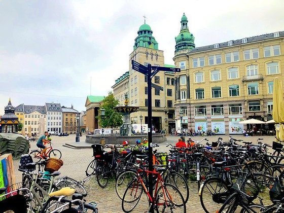 Na Dinamarca, 12 mil km de ciclovias facilitam a mobilidade urbana e atraem os ciclistas para trilhas em ambientes naturais de rara beleza. 