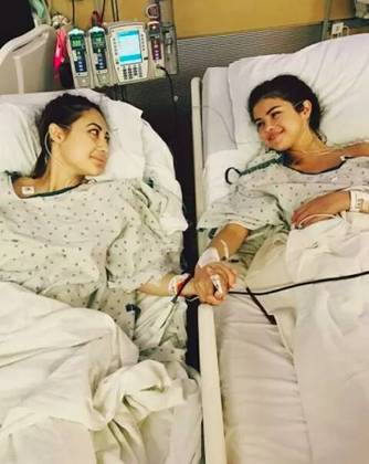 Na época, ela publicou uma foto no hospital, ao lado de sua amiga Francia Raisa, que foi quem lhe doou o órgão.