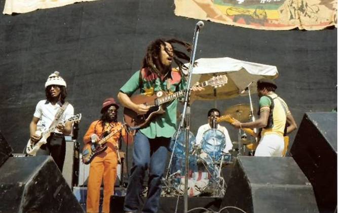 Na época, o reggae - cuja maior expressão era Bob Marley - já havia se transformado numa espécie de grito pela paz do povo jamaicano e o cantor era visto como um líder espiritual de boa parte da população.  Suas músicas denunciavam o racismo, a desigualdade social, o colonialismo e a guerra.