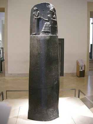 Na Estela de Hamurabi, que data de 1.760 a.C, uma norma estabelecia uma volume diário de cerveja: 2 litros para trabalhadores em geral, 3 para funcionários públicos e 5 para administradores e o sumo sacerdote.