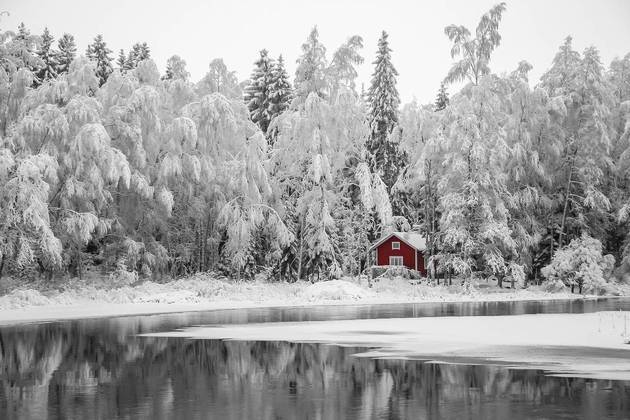 Na Finlândia, há quem entre na sauna e depois saia para pular no lago gelado rapidamente. Isso ocorre muito nos chalés erguidos no meio de florestas.  