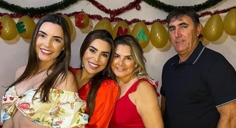 Na foto, a cantora com a irmã, Natalia, a mãe Iracy e o pai Amarildo