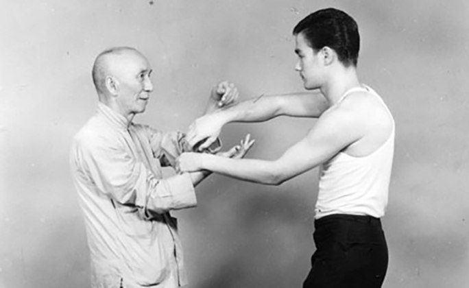 Na foto, Bruce, aos 18 anos, é treinado pelo mestre Yip Man. 