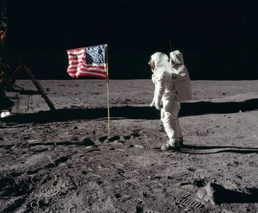 Na foto,  Buzz Aldrin diante da bandeira dos Estados Unidos, fincada na Lua. 