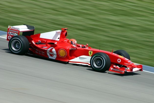 Na foto, o carro do supercampeão Michael Schumacher, em 2004. O alemão foi um dos maiores talentos à frente dos veículos potentes da escuderia. 