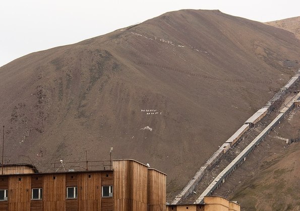 Na foto, uma inscrição em branco na mina de carvão diz 