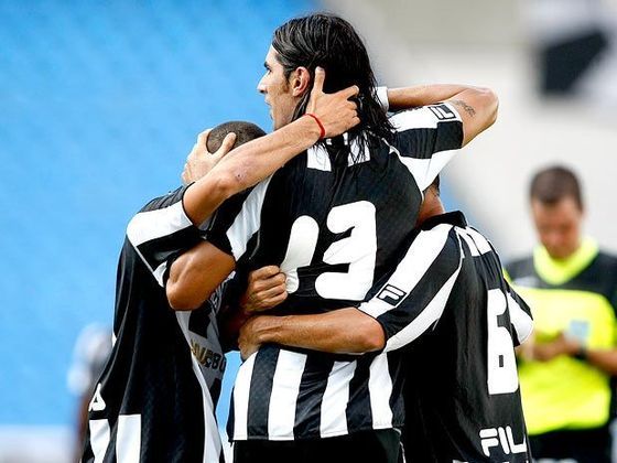 Na goleada do Botafogo, por 5 a 2, sobre o Resende, na reta final da Taça Guanabara de 2010, Loco fez três gols de cabeça e pediu a música “Rebolation” no “Fantástico”