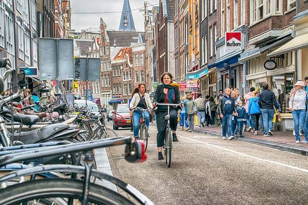 Na Holanda, a malha cicloviária alcança um total de 32 mil quilômetros. A bicicleta faz parte da rotina dos cidadãos. 