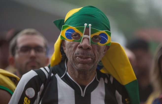 Na hora da torcida, vale unir as duas paixões: camisa do Botafogo e adereços da Seleção Brasileira. 