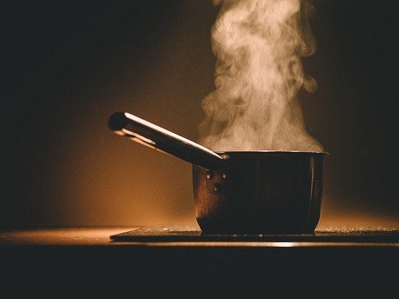 Na hora de cozinhar, cuide para que os cabos não fiquem numa posição em que você possa esbarrar e derramar algo quente. 