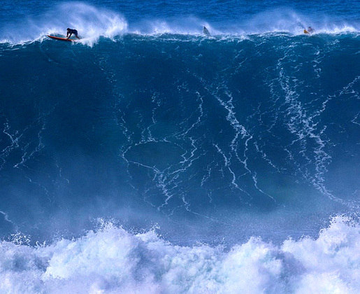 Na ilha de Oahu, Waimea Bay corresponde a um dos pontos de surfe mais antigos e famosos do mundo, bem significativo na modalidade de ondas grandes. Neste destino, elas alcançam os 25 metros e durante o inverno a região sedia vários campeonatos da categoria. 