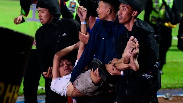 Na Indonésia, a partida entre Arema FC e Persebaya Surabaya terminou em catástrofe. As 131 vidas perdidas após a confusão, no entanto, não são novidade no meio do futebol, infelizmente. São vários os incidentes catastróficos ao longo da história do esporte, confira na galeria a seguir!